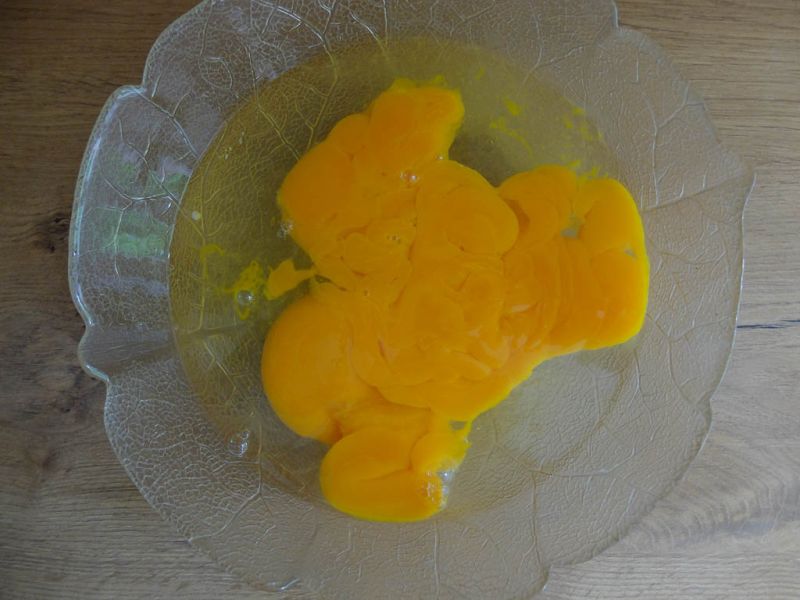 Datei:Straussenei aufgeschlagen.jpg